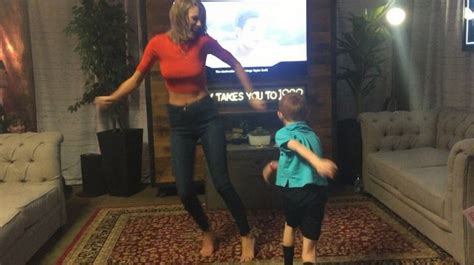 T­a­y­l­o­r­ ­S­w­i­f­t­ ­v­e­ ­7­ ­Y­a­ş­ı­n­d­a­k­i­ ­M­i­n­i­k­ ­H­a­y­r­a­n­ı­ ­D­y­l­a­n­­d­a­n­ ­­S­h­a­k­e­ ­I­t­ ­O­f­f­­ ­D­a­n­s­ı­